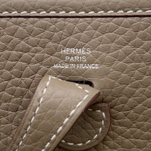 将图像加载到图库查看器中，HERMES Evelyne Long Etoupe/Blue Indigo Taurillon Clemence Size TPM
