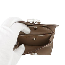 Load image into Gallery viewer, HERMES Glennan Compact Wallet Etoupe Swift Leather/Chevre Myzore Goatskin
