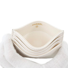 Load image into Gallery viewer, CHANEL CC Logo Card Case 24/25 Year Métiers d&#39;Art Collection WhiteAP4706 Caviar Leather

