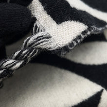 将图像加载到图库查看器中，LOUIS VUITTON Flight Mode Scarf and LV Medallion White/BlackM79212 Wool 100%

