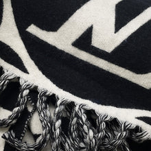 将图像加载到图库查看器中，LOUIS VUITTON Flight Mode Scarf and LV Medallion White/BlackM79212 Wool 100%
