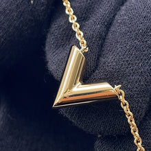 将图像加载到图库查看器中，LOUIS VUITTON Essential V Necklace GoldM00857 Metal
