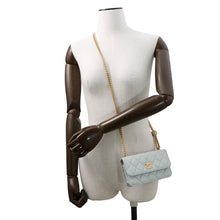 将图像加载到图库查看器中，CHANEL Matelasse phone case Light Blue Lambskin
