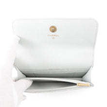 将图像加载到图库查看器中，CHANEL Matelasse phone case Light Blue Lambskin
