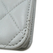 将图像加载到图库查看器中，CHANEL Matelasse phone case Light Blue Lambskin
