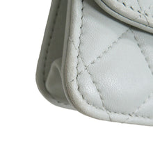 将图像加载到图库查看器中，CHANEL Matelasse phone case Light Blue Lambskin
