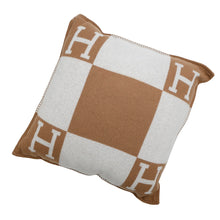 将图像加载到图库查看器中，HERMES Avalon Cushion Ecru / Camel Wool 90% Cashmere10% Size GM

