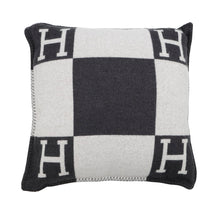 将图像加载到图库查看器中，HERMES Avalon Cushion Ecru / Gris Fonce Wool 90% Cashmere10% Size GM

