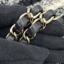 将图像加载到图库查看器中，CHANEL Matelasse WChainShoulder Bag White/Black Tweed Leather Size 25
