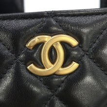 将图像加载到图库查看器中，CHANEL Matelasse Pearl Handle Chain Shoulder Bag BlackAP4520 Lambskin
