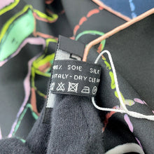 将图像加载到图库查看器中，CHANEL Reversible CC Logo/CHANEL Logo/Camellia Large Scarf Size Approximately35.4&quot; Black/Navy/Multicolor Silk100%
