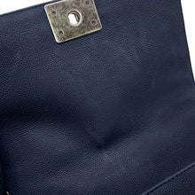 将图像加载到图库查看器中，CHANEL Boy Chanel ChainShoulder Bag NavyA67086 Caviar Leather Size 25
