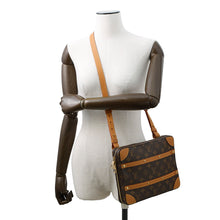 将图像加载到图库查看器中，LOUIS VUITTON Soft Trunk / Messenger BrownM68494 Monogram Size PM
