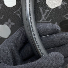 将图像加载到图库查看器中，LOUIS VUITTON LV × YK Sac Plat NoirM46404 Monogram Eclipse Painted Dot
