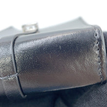 将图像加载到图库查看器中，Givenchy Cutout Phone Holder Shoulder Bag Black Leather Size Mini

