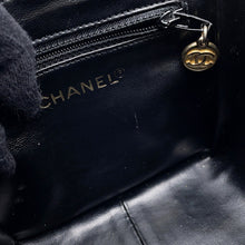 将图像加载到图库查看器中，CHANEL Matelasse Chain vanity bag Black Caviar Leather
