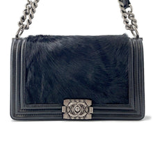 将图像加载到图库查看器中，CHANEL Boy Chanel ChainShoulder Bag Black Leather Fur Size 25
