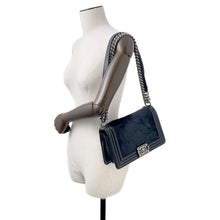 将图像加载到图库查看器中，CHANEL Boy Chanel ChainShoulder Bag Black Leather Fur Size 25

