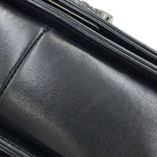 将图像加载到图库查看器中，CHANEL Boy Chanel ChainShoulder Bag Black Leather Fur Size 25
