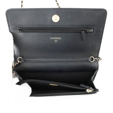 将图像加载到图库查看器中，CHANEL Camellia Chain Wallet BlackA47421 Caviar Leather
