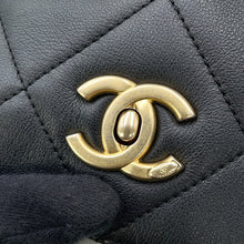 将图像加载到图库查看器中，CHANEL Matelasse Shopping Tote Bag BlackAS3537 Calf Leather
