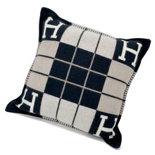 将图像加载到图库查看器中，HERMES Avalon 3 Cushion Size PM/Approximately19.7&quot; Ecru/Black Wool 90% Cashmere10%
