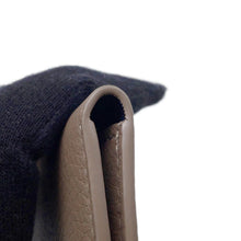 将图像加载到图库查看器中，Loro Piana Extra Bifold Card Holder Warm MasticFAO3071 Leather
