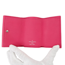 将图像加载到图库查看器中，LOUIS VUITTON Portefeuille Lockmini Hot pinkM67858 Calf Leather
