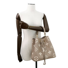 将图像加载到图库查看器中，LOUIS VUITTON Neonoe Tourterelle claimM45555 Bicolor Monogram Empreinte Leather Size MM
