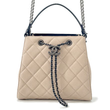将图像加载到图库查看器中，CHANEL CC Bucket Black/BeigeA93354 Caviar Leather
