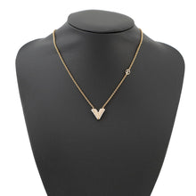 Load image into Gallery viewer, LOUIS VUITTON Collier Essential V Perle GoldM68358 Resin(Pearl) Metal
