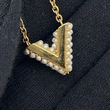 Load image into Gallery viewer, LOUIS VUITTON Collier Essential V Perle GoldM68358 Resin(Pearl) Metal
