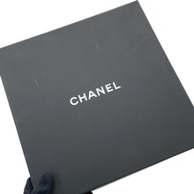 Load image into Gallery viewer, CHANEL Scrunchie ribbon logo White/BlackAA7530 Silk100%
