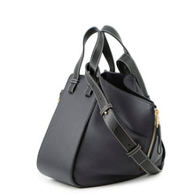 将图像加载到图库查看器中，LOEWE hammock Navy/Black38712KBN60 Leather Size Small
