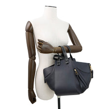 将图像加载到图库查看器中，LOEWE hammock Navy/Black38712KBN60 Leather Size Small
