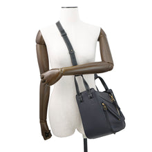 将图像加载到图库查看器中，LOEWE hammock Navy/Black38712KBN60 Leather Size Small
