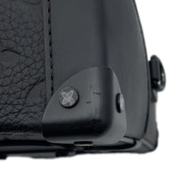 将图像加载到图库查看器中，LOUIS VUITTON Vertical Trunk Wearable Wallet NoirM82070 Monogram・Taurillon
