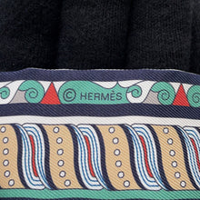 将图像加载到图库查看器中，HERMES Twilly Scarf, Harnais en Rosace Creme/Ciel/Ochre Silk 100%
