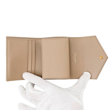 将图像加载到图库查看器中，SAINT LAURENT PARIS Cassandra Matelasse Multifold Wallet Dark Beige692061 Leather
