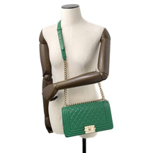 将图像加载到图库查看器中，CHANEL Boy Chanel GreenA67086 Lambskin Size 25
