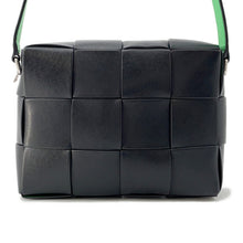 将图像加载到图库查看器中，Bottega Veneta Maxi INTRECCIATO Cassette Camera Bag Black/Green730027 Leather
