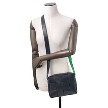 将图像加载到图库查看器中，Bottega Veneta Maxi INTRECCIATO Cassette Camera Bag Black/Green730027 Leather

