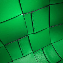 将图像加载到图库查看器中，Bottega Veneta Maxi INTRECCIATO Cassette Camera Bag Black/Green730027 Leather

