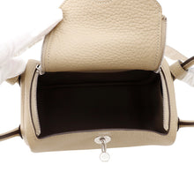 将图像加载到图库查看器中，HERMES Lindy Verso Trench/Etoupe Taurillon Clemence Size Mini
