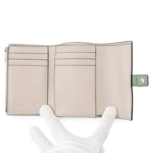 Load image into Gallery viewer, LOEWE Vertical wallet Rosemary/TanC660S86X01 Soft grain calf
