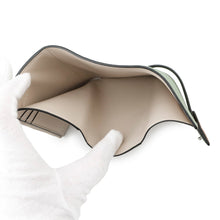 Load image into Gallery viewer, LOEWE Vertical wallet Rosemary/TanC660S86X01 Soft grain calf
