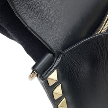 将图像加载到图库查看器中，Valentino Garavani RockStudded Shoulder Bag BlackVW2B0E86BOL Leather
