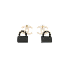 将图像加载到图库查看器中，CHANEL MatelasseBag Motif Earrings Metal
