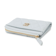 将图像加载到图库查看器中，CHANEL Matelasse CC Logo Fragment Case Baby BlueAP4822 Caviar Leather/Rhinestone
