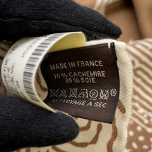 将图像加载到图库查看器中，HERMES Giant Square 140 Clair de Lune Size 140 Camel/BlancH243430S Cashmere70% Silk30%
